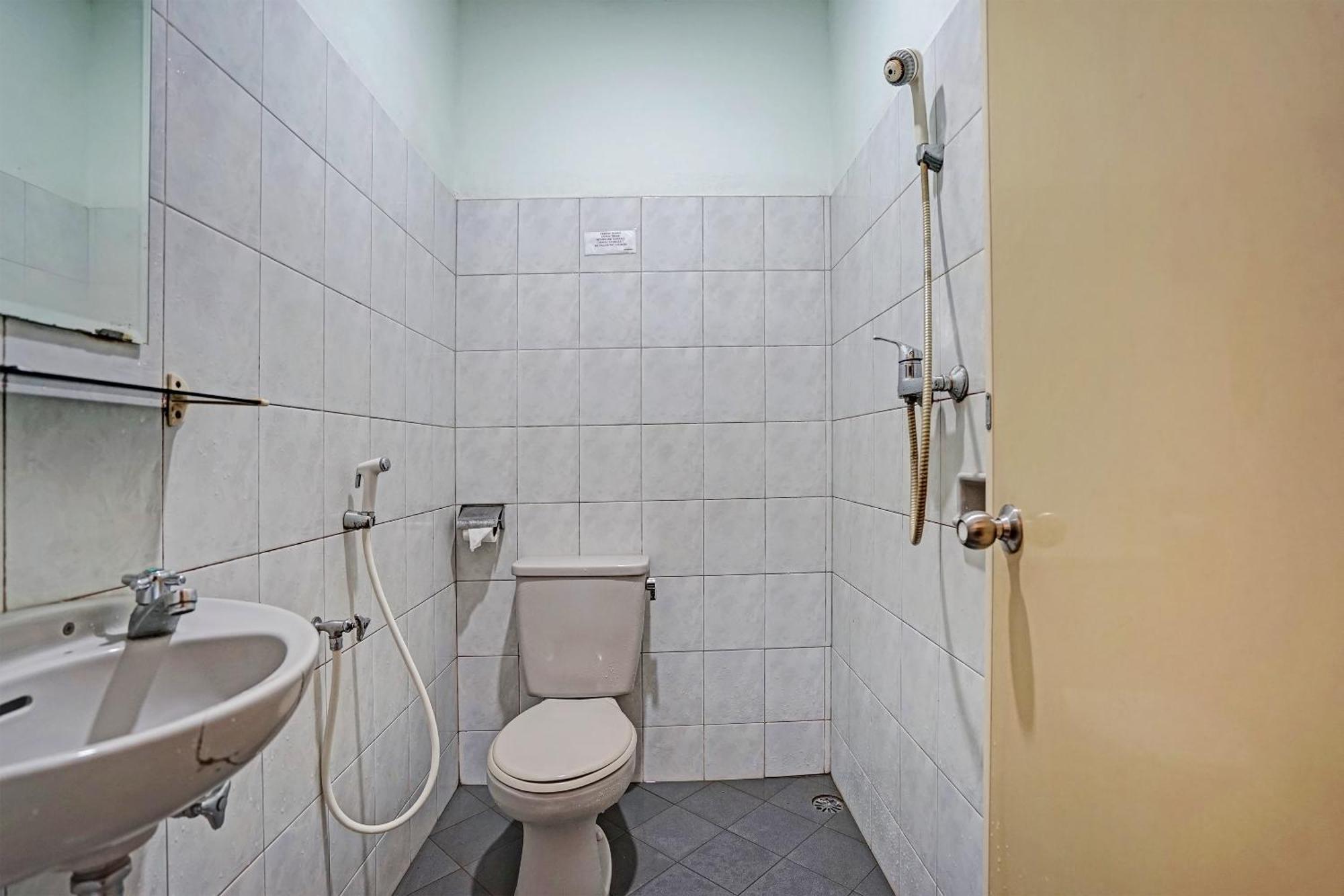 פאלמבאנג Super Oyo 91805 Hotel Wisma Bari מראה חיצוני תמונה